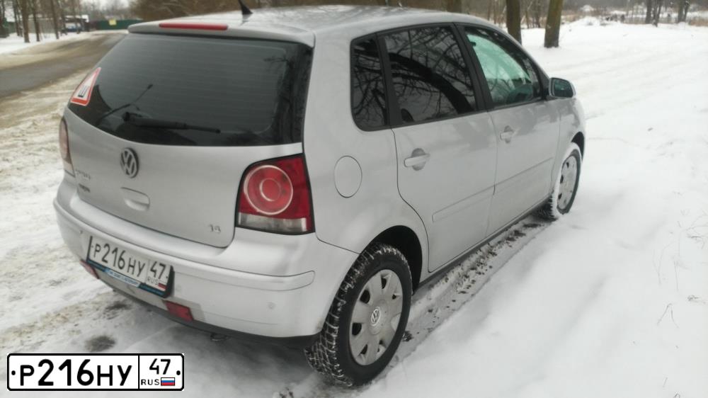 Фото автомобиля VOLKSWAGEN POLO, 2008 — госномер Н693АХ198. Цвет: Серебристый