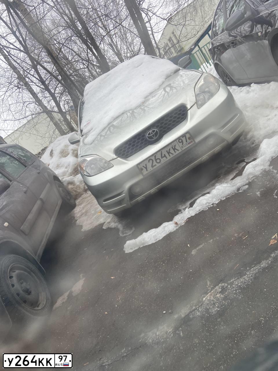 Фото автомобиля TOYOTA MATRIX, 2003 — госномер Р574ММ790. Цвет: СЕРЕБРИСТЫЙ