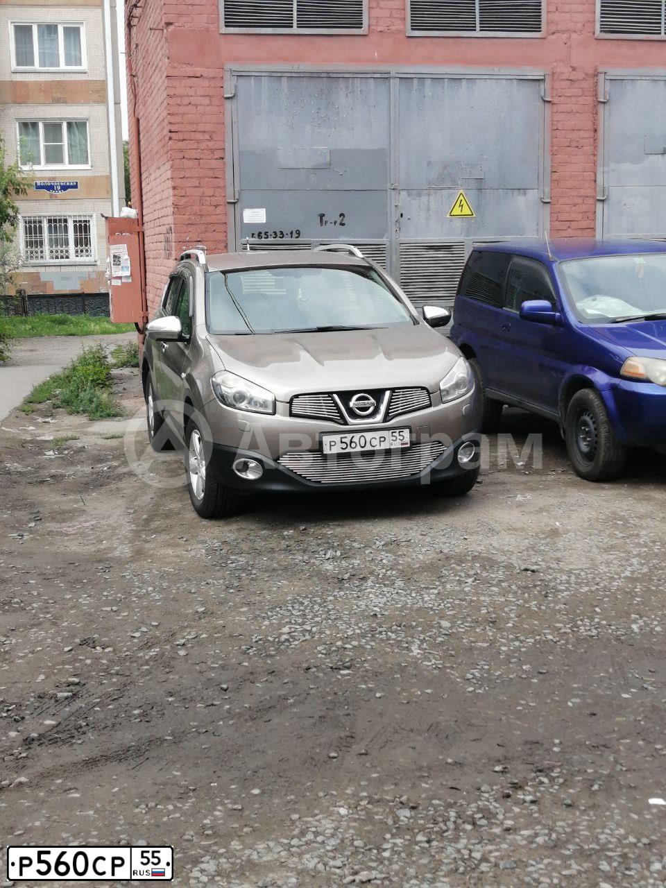 Фото автомобиля NISSAN QASHQAI, 2011 — госномер Р560СР55. Цвет: СВЕТЛО-КОРИЧНЕВЫЙ