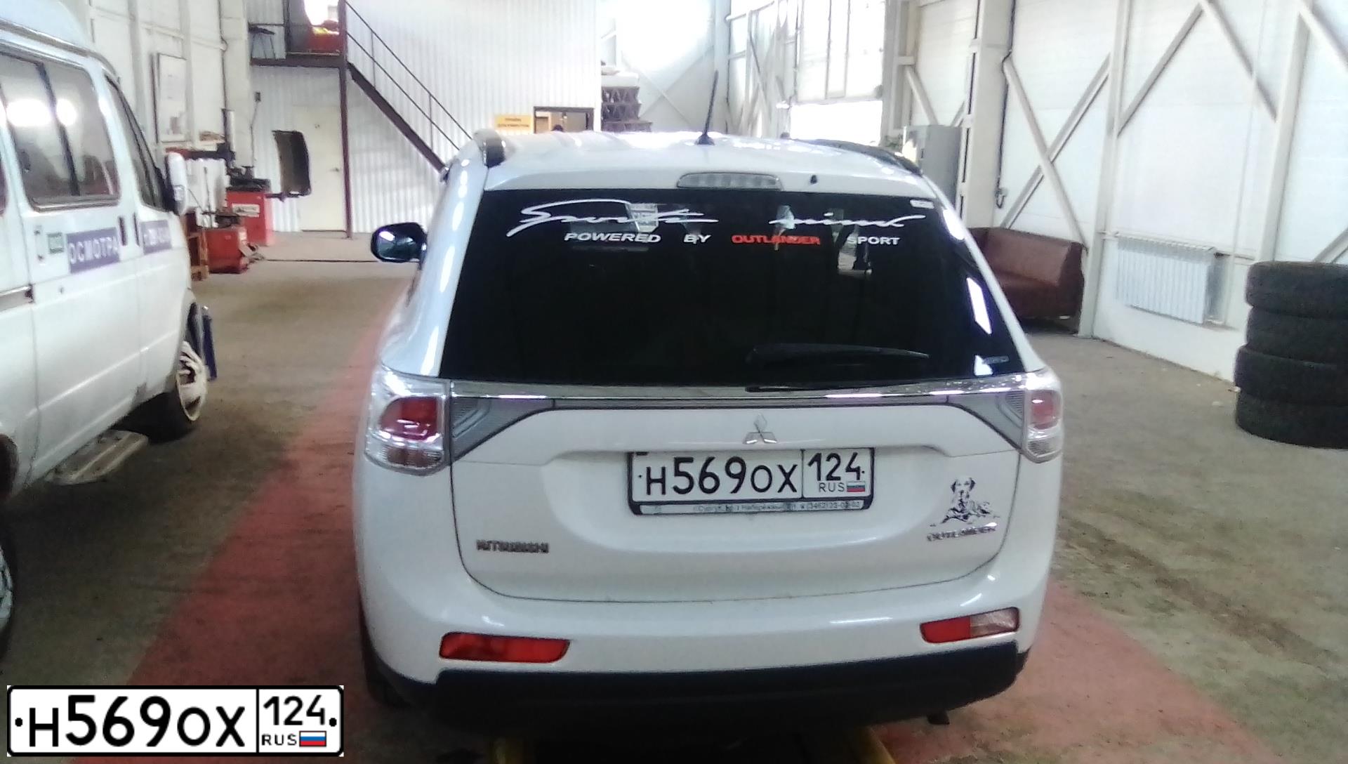 Фото автомобиля MITSUBISHI OUTLANDER, 2012 — госномер У126АР186. Цвет: Белый