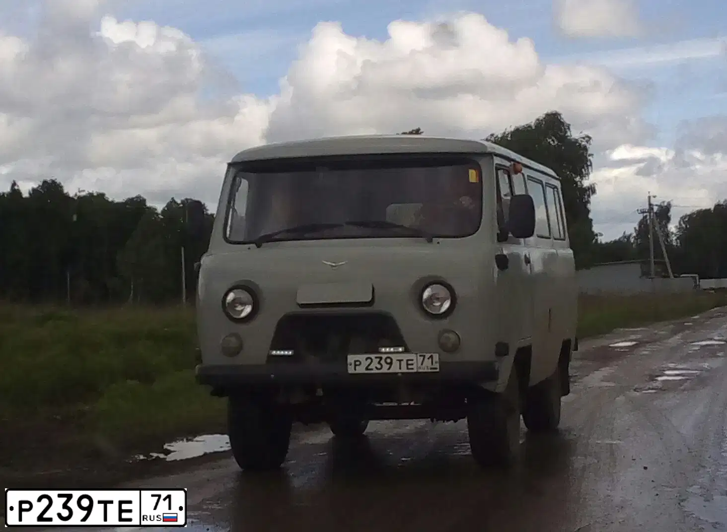 Фото автомобиля UAZ 3741, 2014 — госномер Р239ТЕ71. Цвет: БЕЛАЯ НОЧЬ