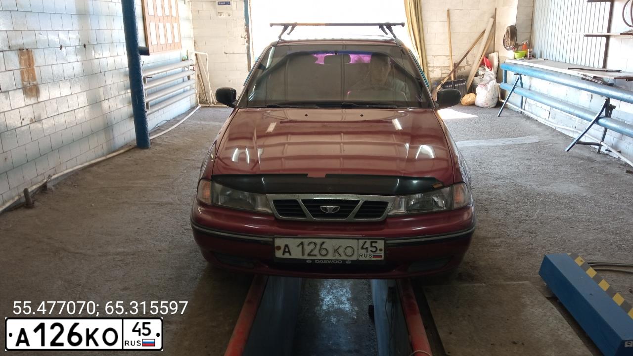 Фото автомобиля DAEWOO NEXIA, 2004 — госномер А126КО45. Цвет: БОРДОВЫЙ