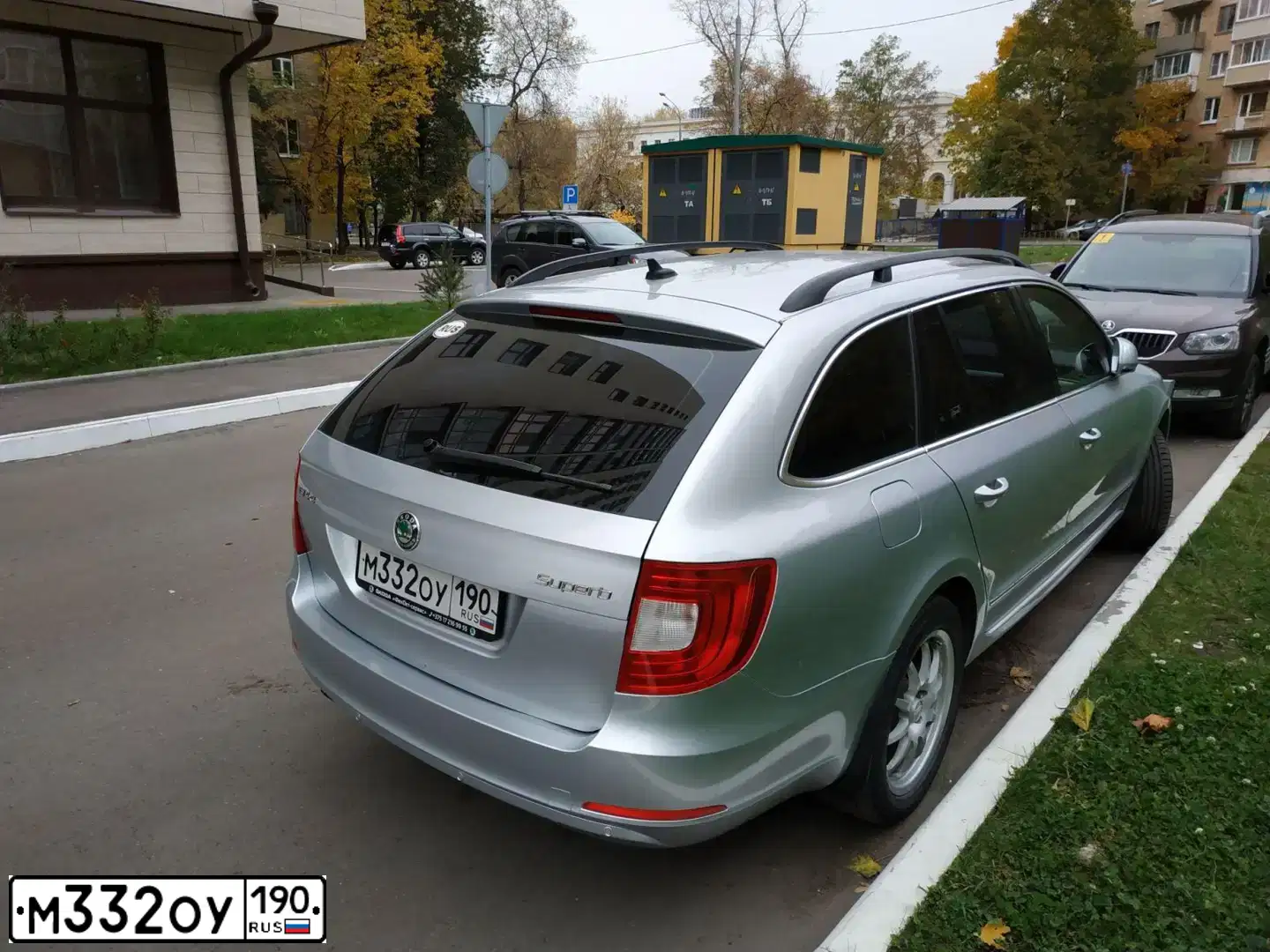 Фото автомобиля SKODA SUPERB, 2011 — госномер Н151МС799. Цвет: Серебристый