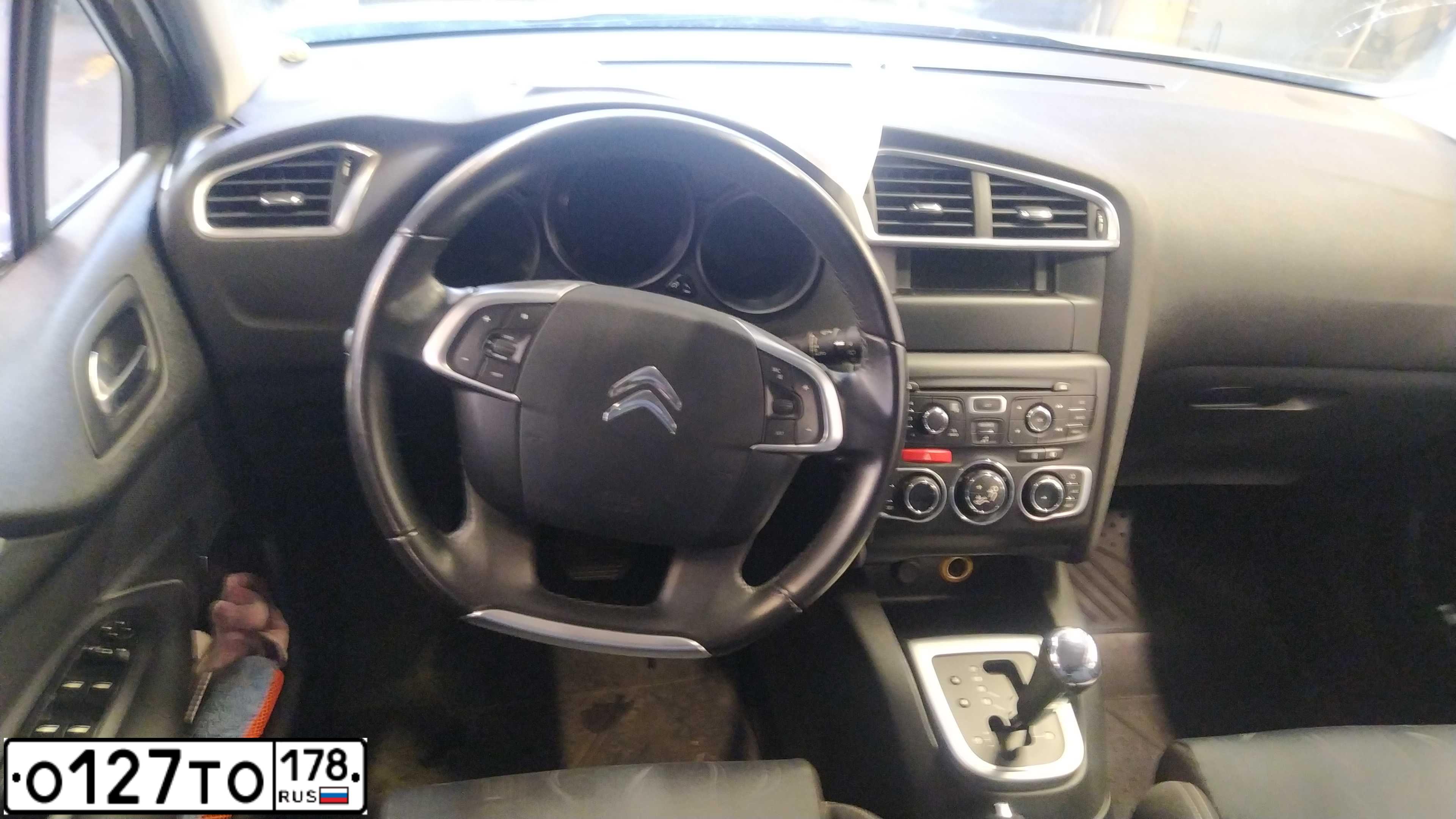 Фото автомобиля CITROEN C4, 2012 — госномер О127ТО178. Цвет: БЕЖЕВЫЙ