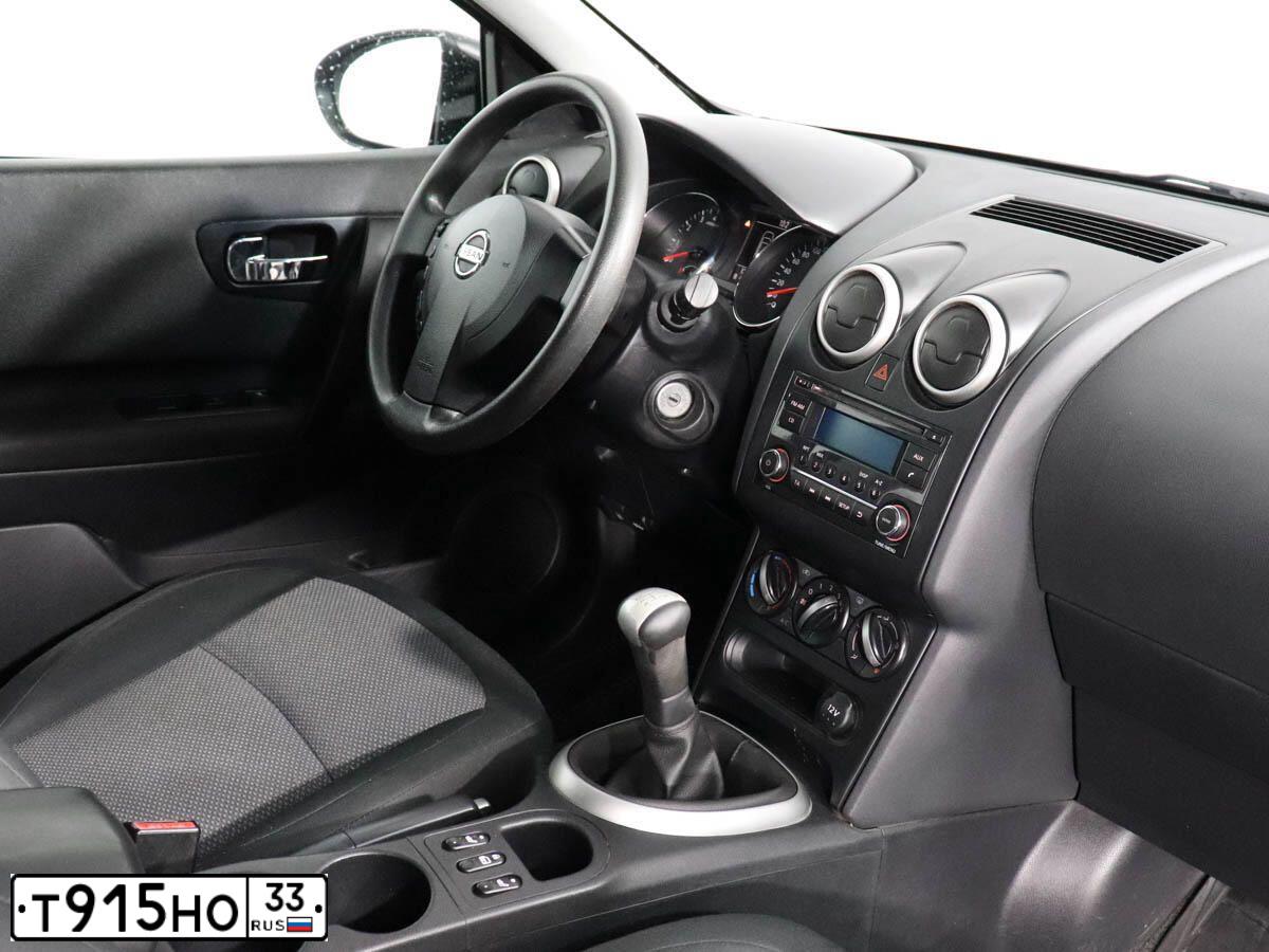 Фото автомобиля NISSAN QASHQAI, 2013 — госномер Р953ММ799. Цвет: ФИОЛЕТОВЫЙ