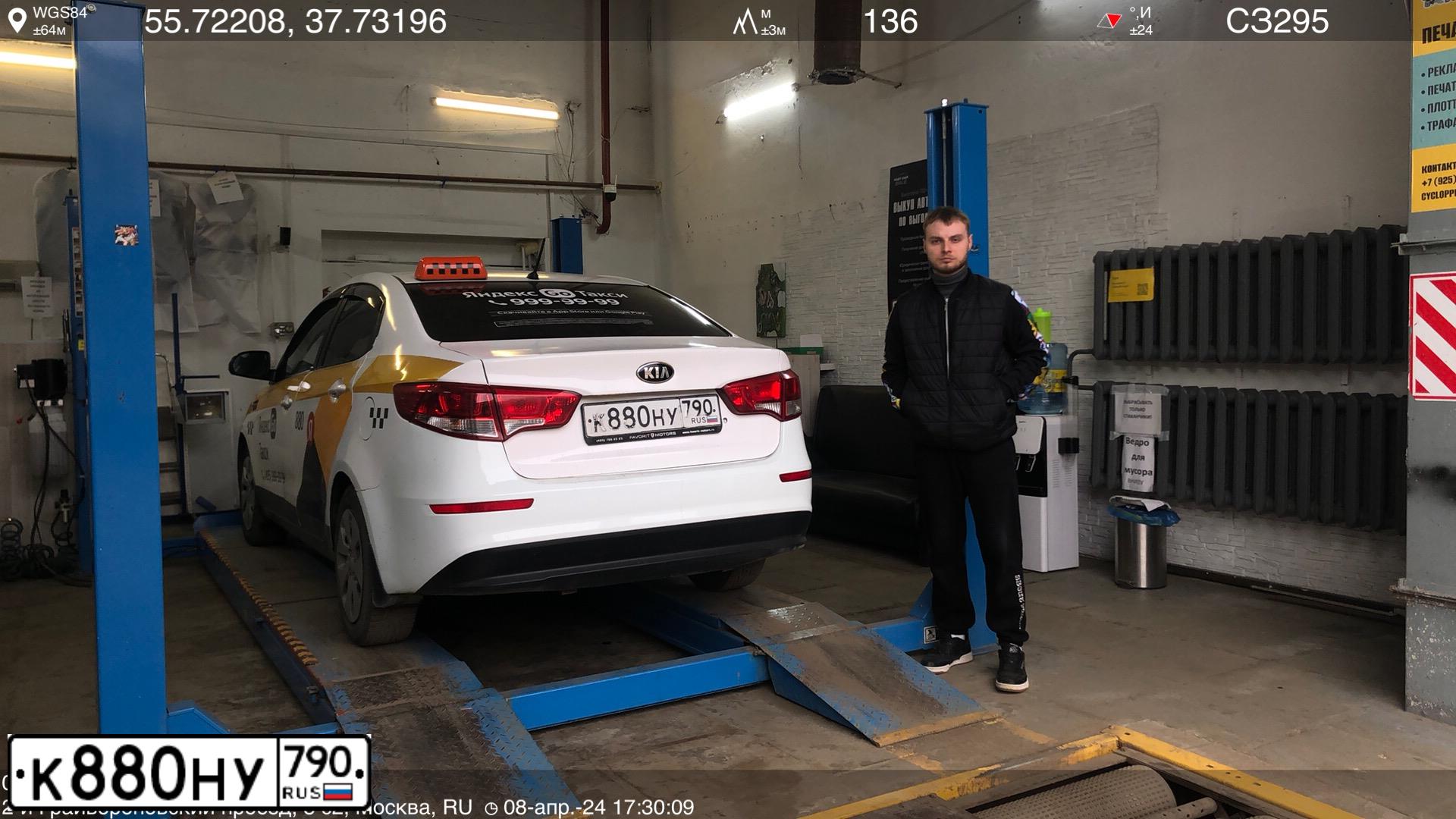 Фото автомобиля KIA RIO, 2016 — госномер Е407РТ777. Цвет: БЕЛЫЙ-ЖЕЛТЫЙ-СЕРЫЙ