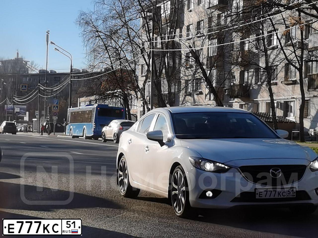 Фото автомобиля MAZDA A 6, 2014 — госномер Е777КС51. Цвет: Белый