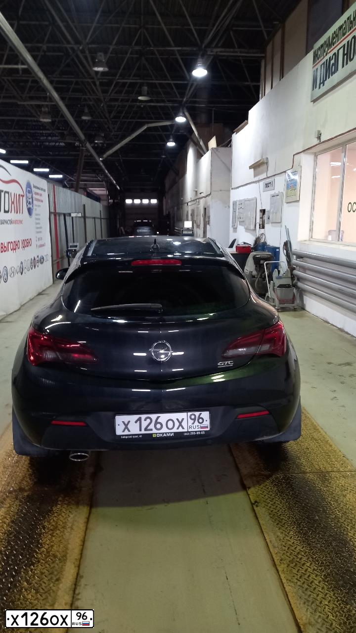 Фото автомобиля OPEL ASTRA, 2012 — госномер Х126ОХ96. Цвет: ЧЕРНЫЙ