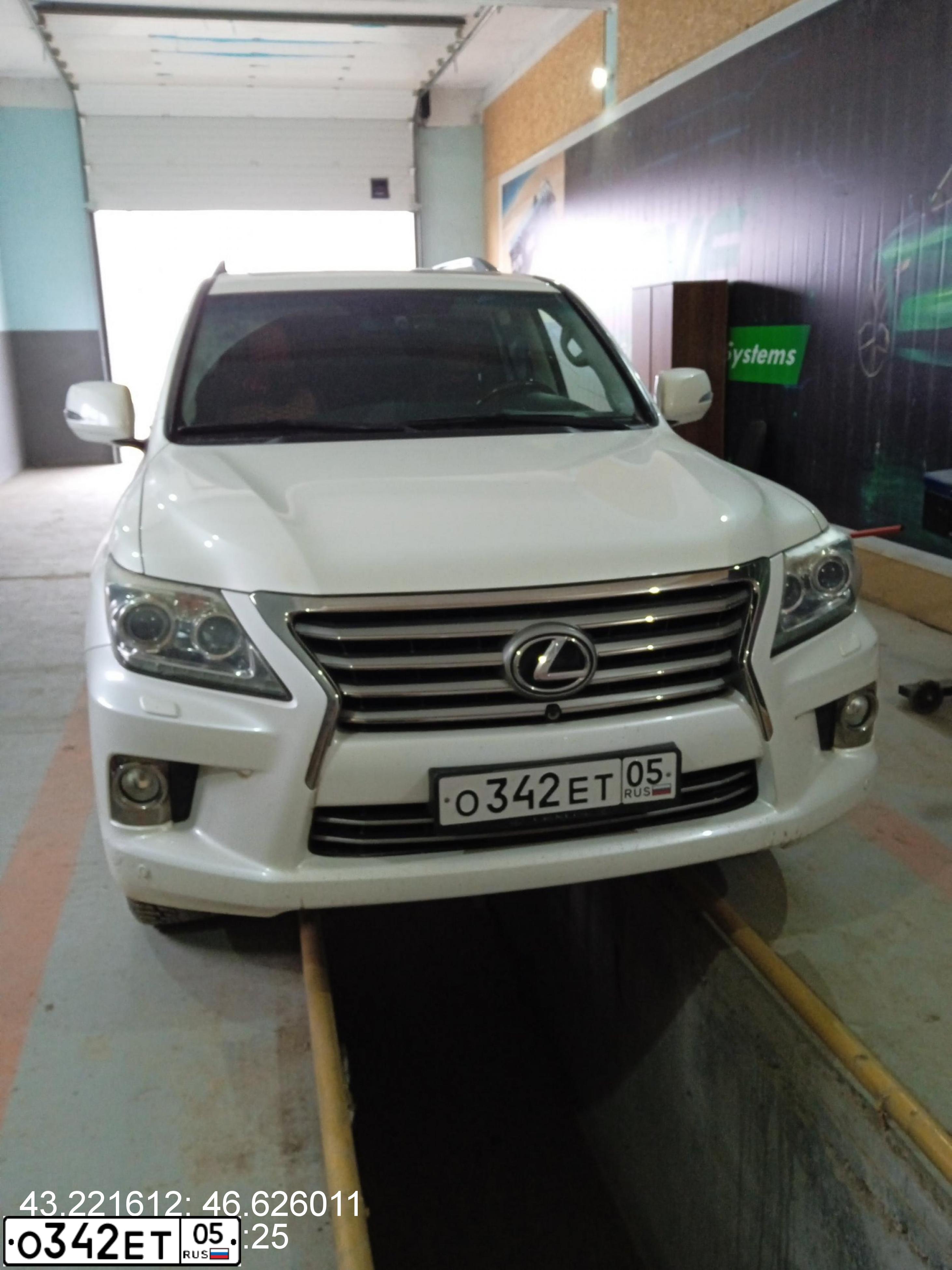 Фото автомобиля LEXUS LX, 2013 — госномер Р100ОА05. Цвет: Белый