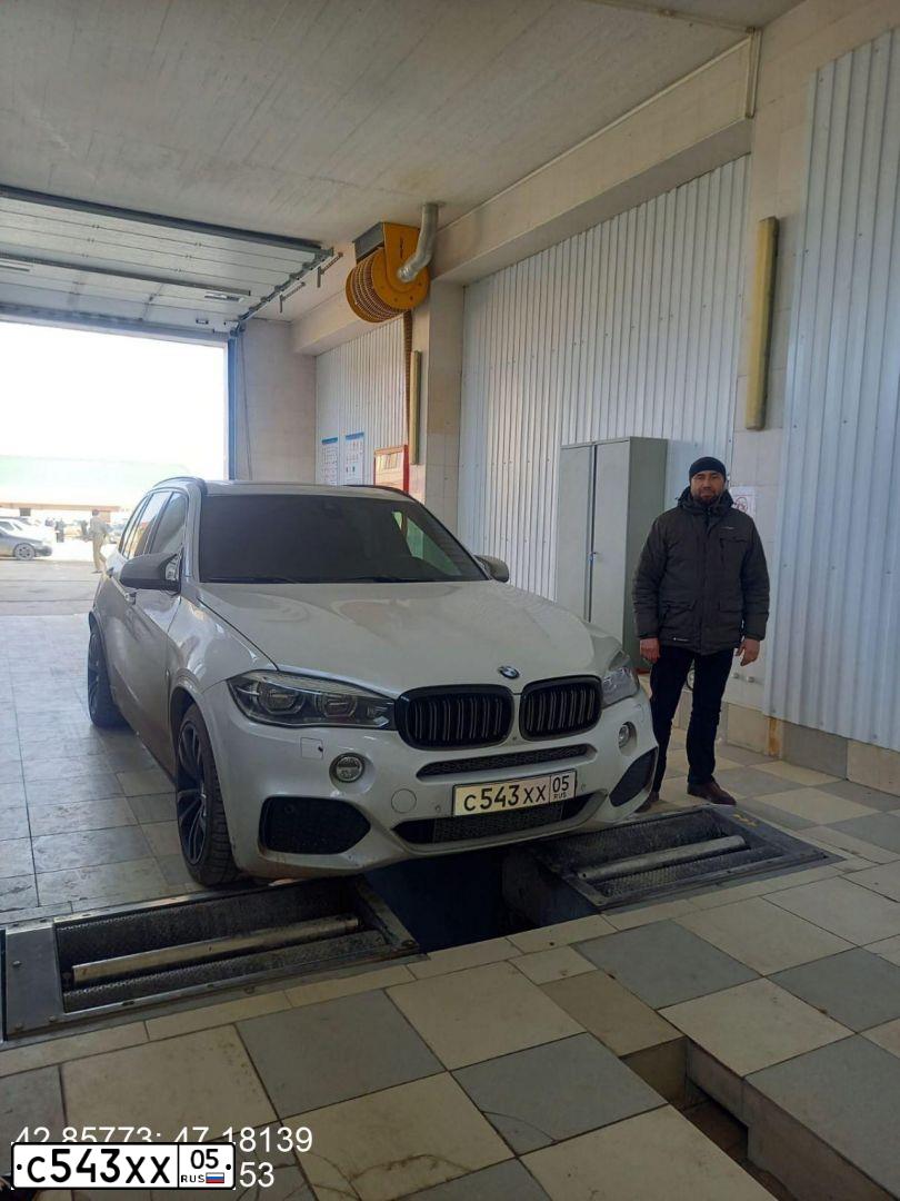 Фото автомобиля BMW X5, 2015 — госномер А500ЕК05. Цвет: БЕЛЫЙ МЕТАЛЛИК
