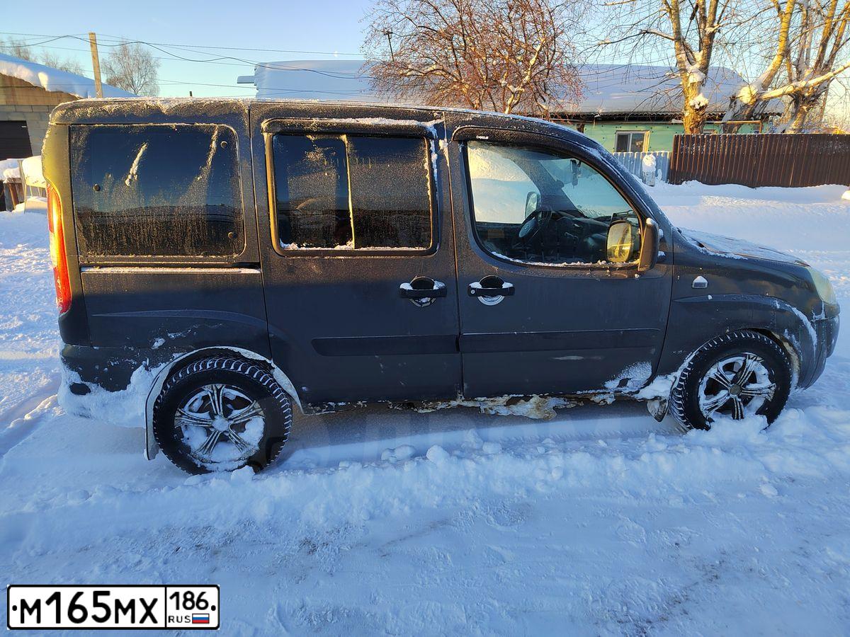Фото автомобиля FIAT DOBLO, 2008 — госномер М165МХ186. Цвет: серый андерграунд