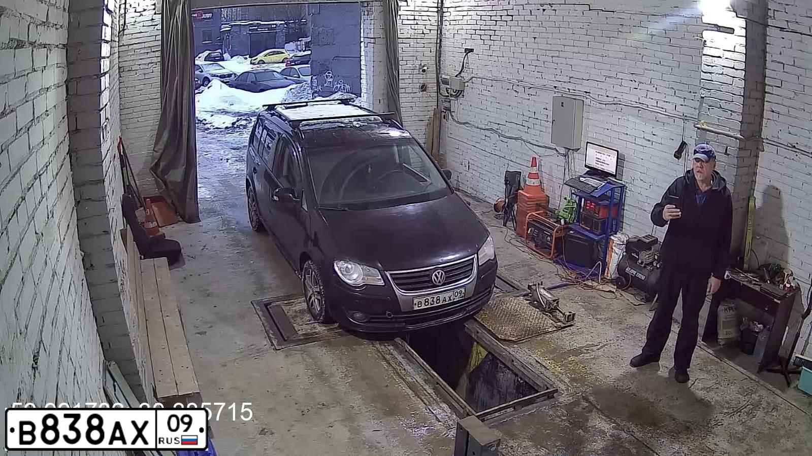 Фото автомобиля VOLKSWAGEN GOLF, 2002 — госномер В838АХ09. Цвет: БЕЛЫЙ СЕРЕБРИСТЫЙ