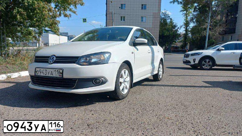 Фото автомобиля VOLKSWAGEN POLO, 2010 — госномер А045ОВ155. Цвет: Белый