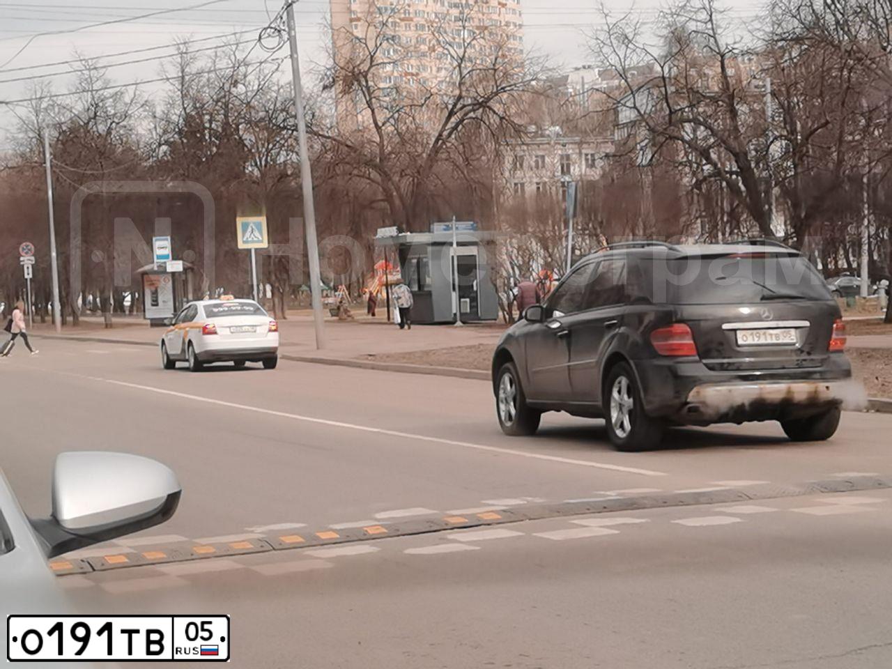 Фото автомобиля MERCEDES M-KLASSE, 2005 — госномер У001ОУ199. Цвет: ЧЕРНЫЙ