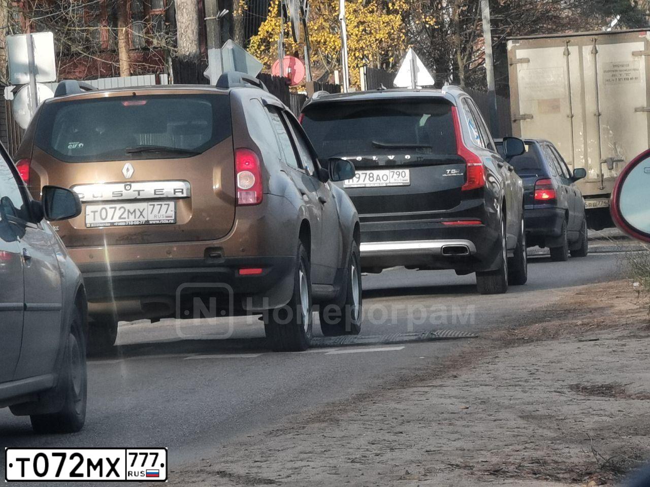 Фото автомобиля RENAULT DUSTER, 2014 — госномер Т072МХ777. Цвет: КОРИЧНЕВЫЙ