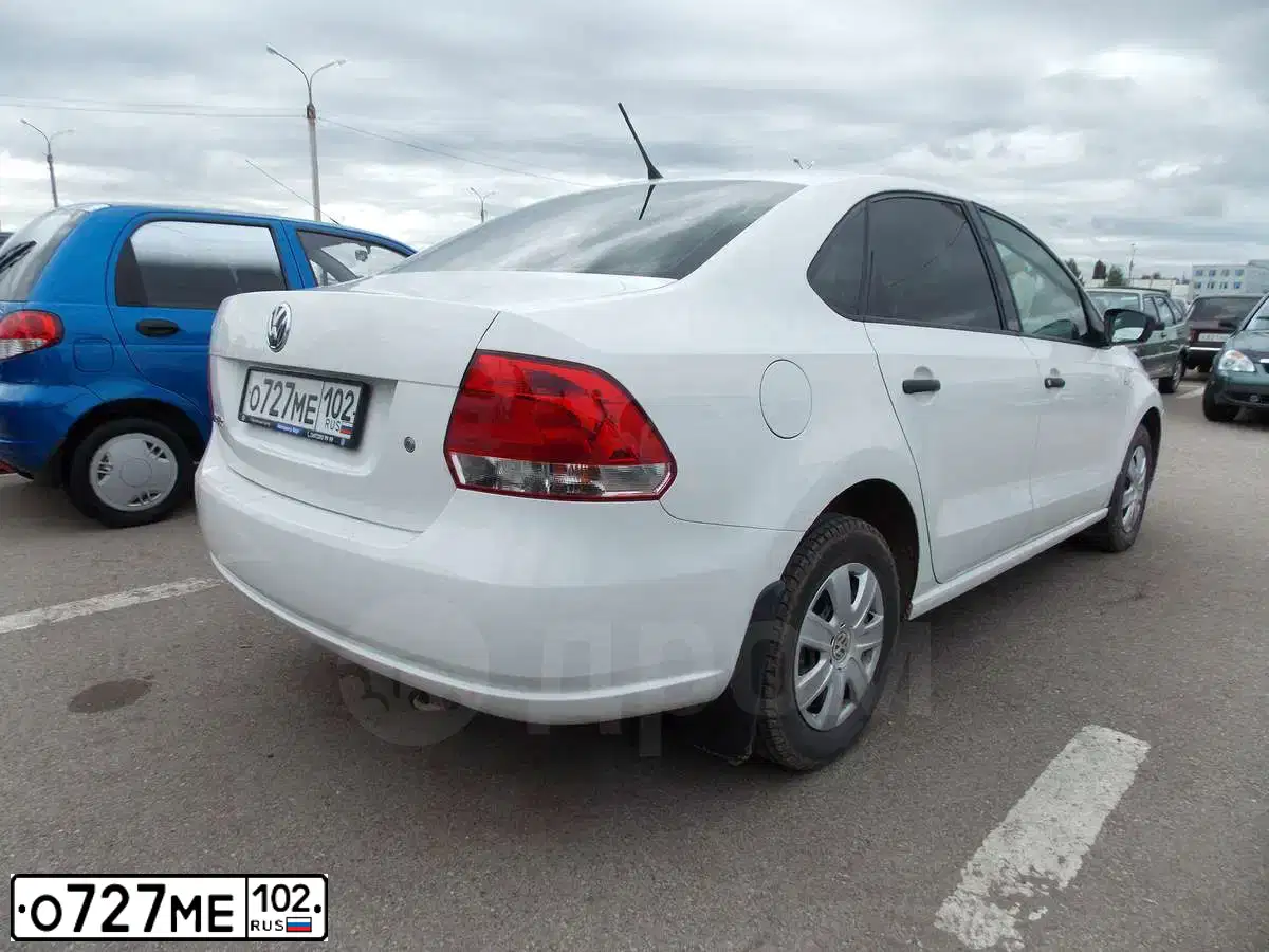 Фото автомобиля VOLKSWAGEN POLO, 2013 — госномер О727МЕ102. Цвет: БЕЛЫЙ