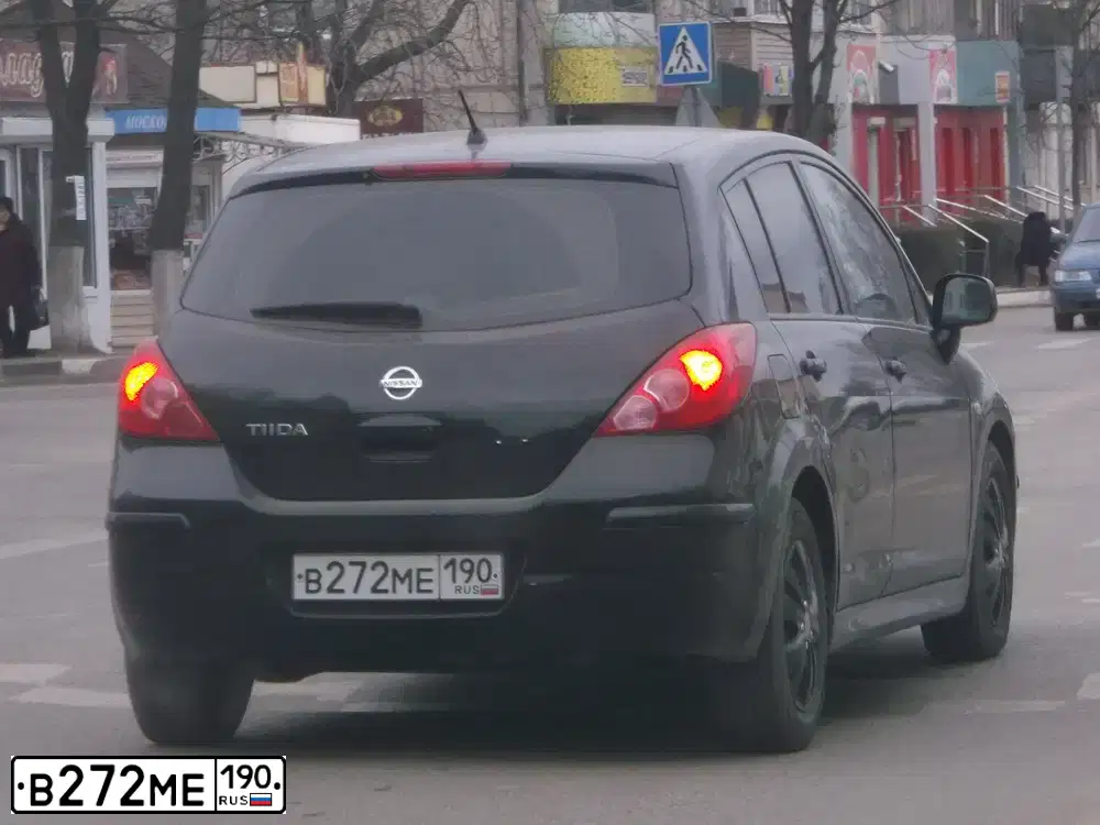 Фото автомобиля NISSAN TIIDA, 2010 — госномер В272МЕ190. Цвет: ЧЕРНЫЙ