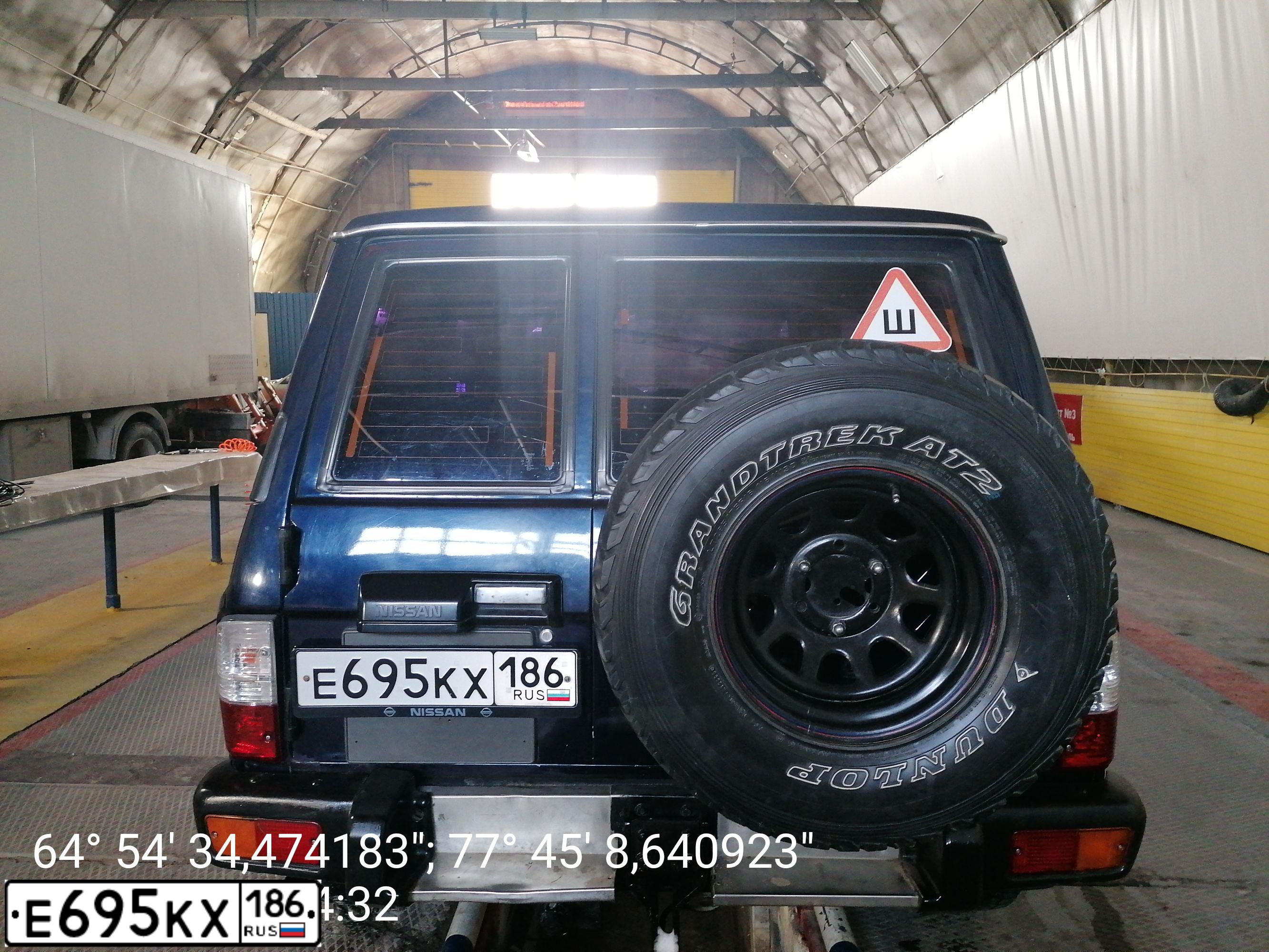 Фото автомобиля NISSAN PATROL, 1994 — госномер Е695КХ186. Цвет: СИНИЙ