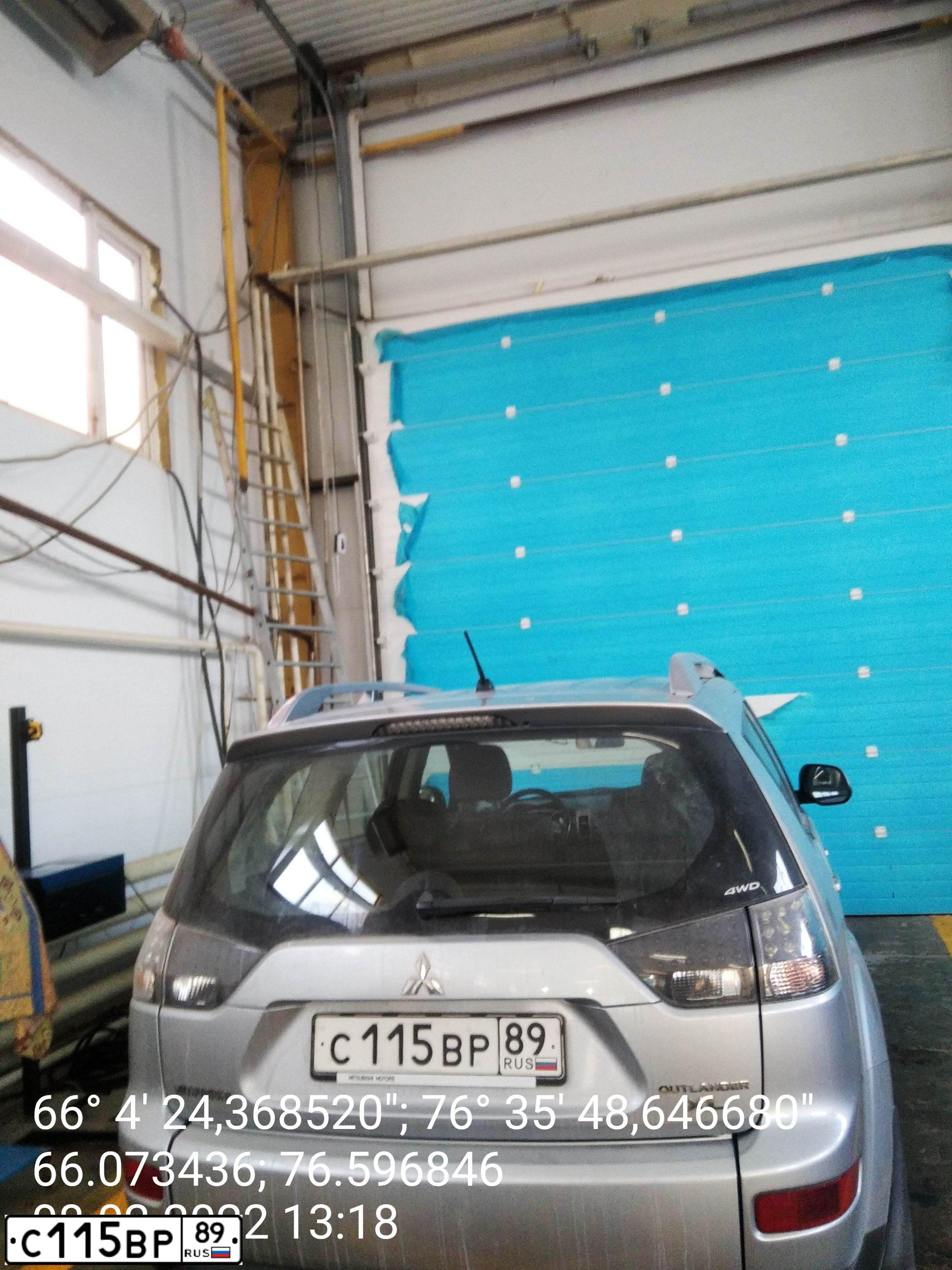 Фото автомобиля MITSUBISHI OUTLANDER, 2008 — госномер С115ВР89. Цвет: СЕРЕБРИСТЫЙ