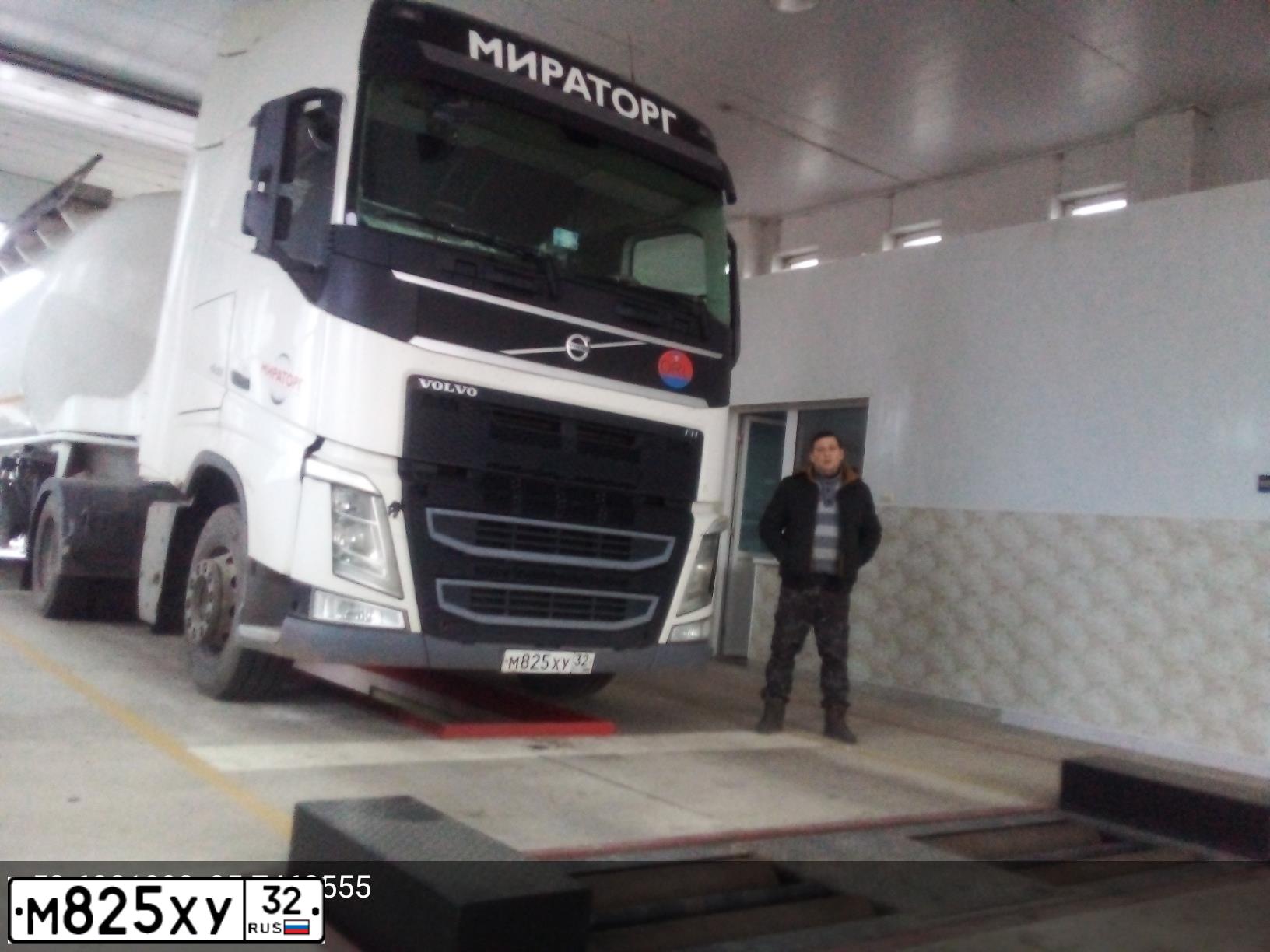 Фото автомобиля VOLVO SERIE FH /4X2/, 2014 — госномер М825ХУ32. Цвет: БЕЛЫЙ