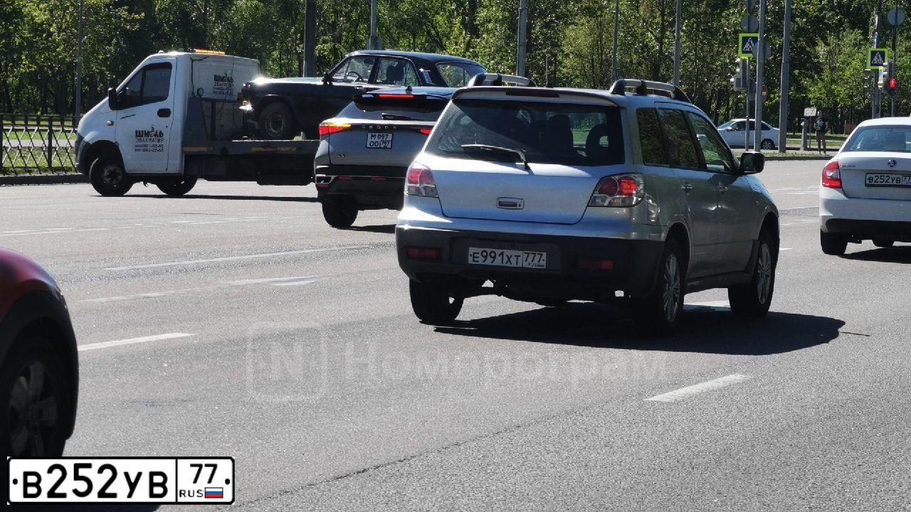 Фото автомобиля FORD KUGA, 2018 — госномер В252УВ77. Цвет: Серый