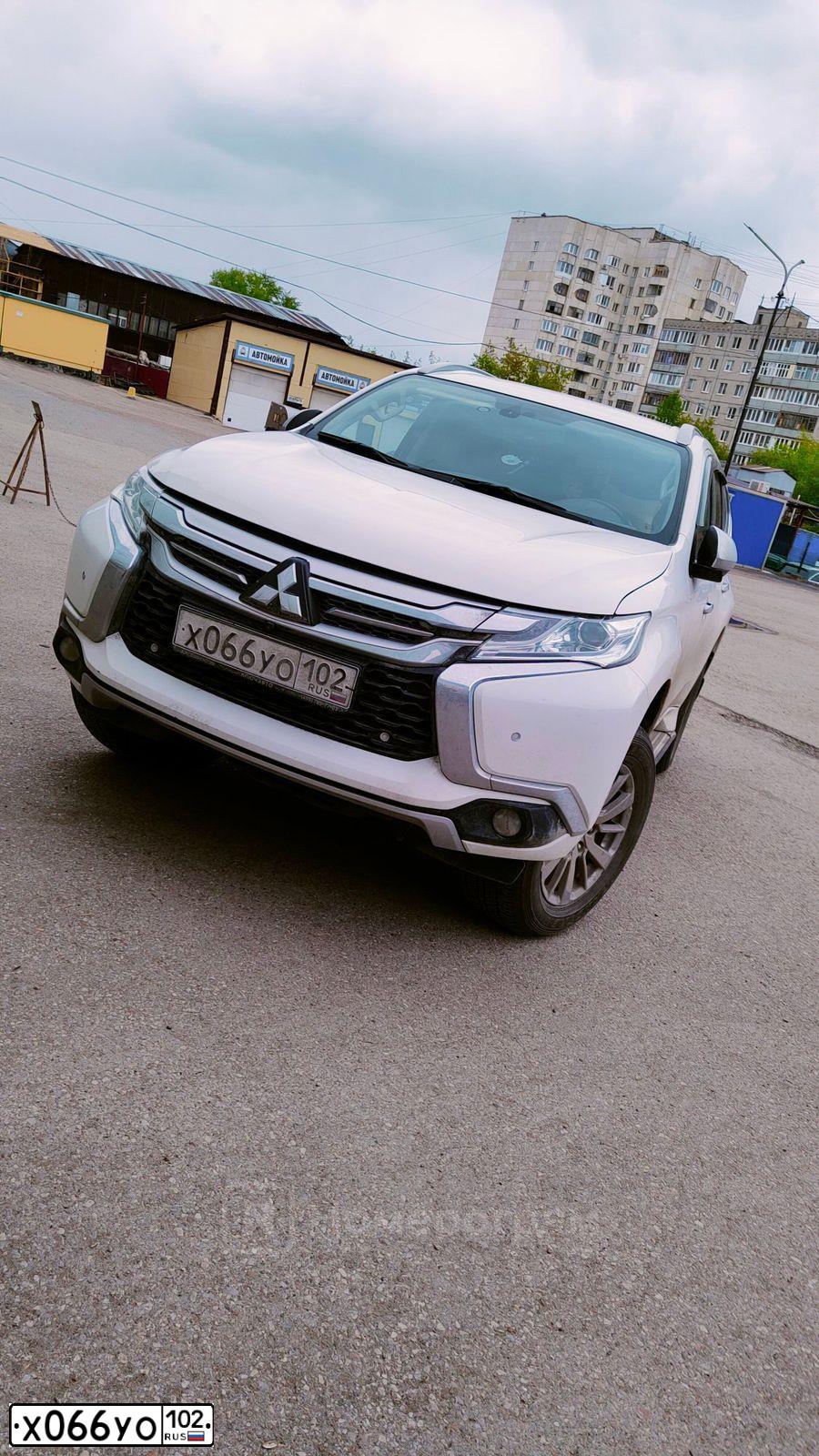 Фото автомобиля MITSUBISHI PAJERO SPORT, 2019 — госномер Х066УО102. Цвет: БЕЛЫЙ