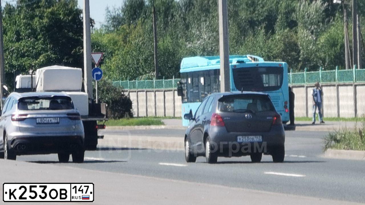 Фото автомобиля TOYOTA YARIS, 2008 — госномер К253ОВ147. Цвет: СЕРЫЙ