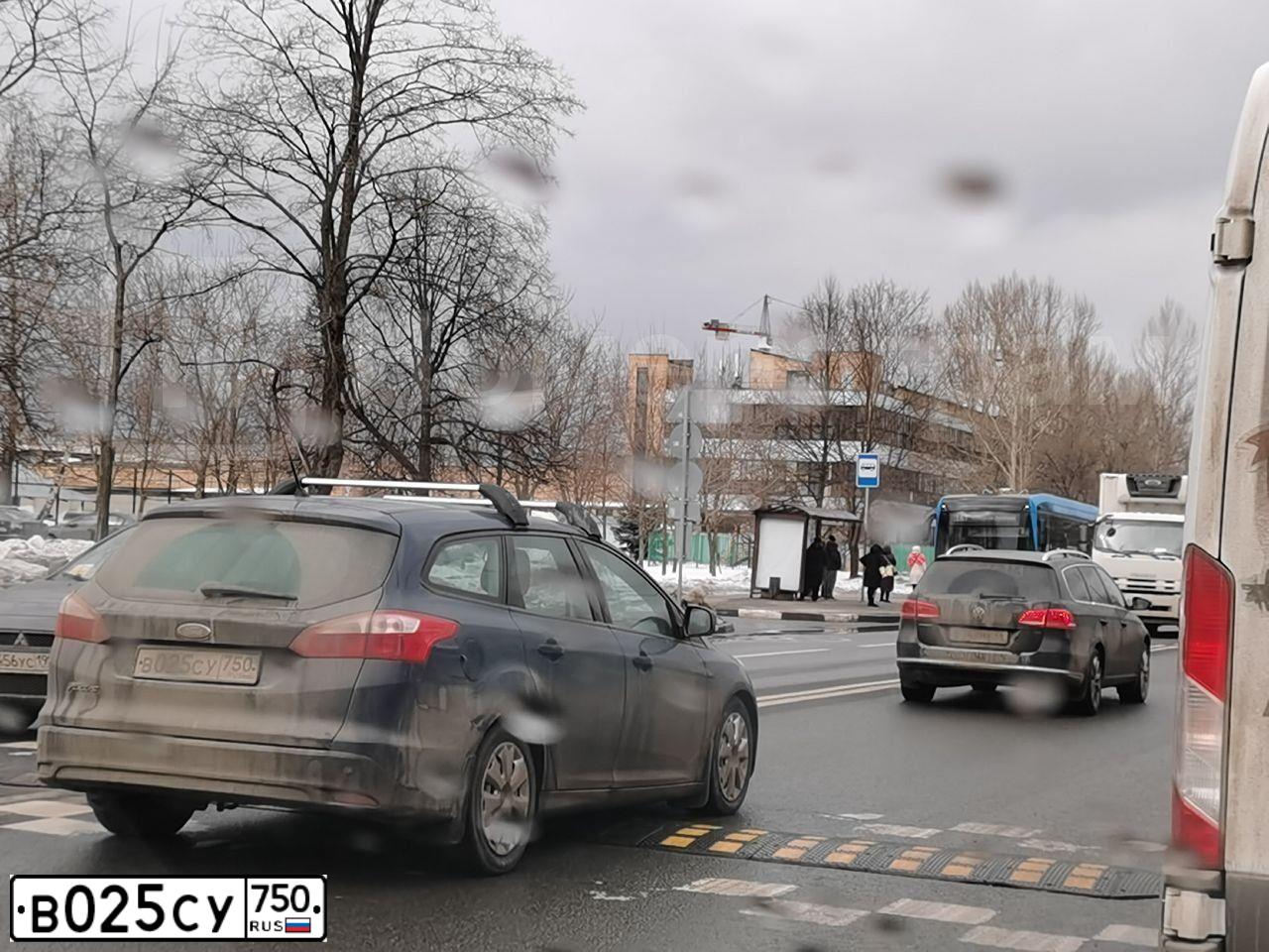 Фото автомобиля FORD FOCUS, 2014 — госномер В025СУ750. Цвет: ТЕМНО-СИНИЙ