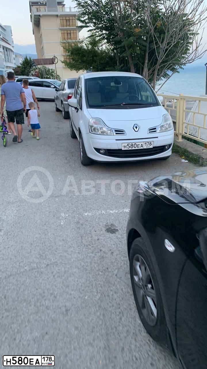 Фото автомобиля RENAULT MODUS, 2008 — госномер Н580ЕА178. Цвет: Белый
