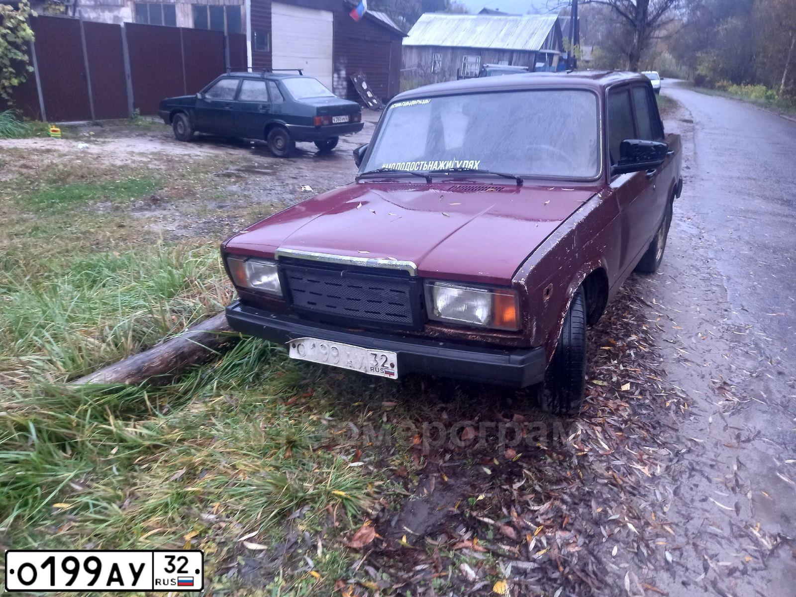 Фото автомобиля LADA 2107 LADA, 2007 — госномер О199АУ32. Цвет: ТЕМНО-ВИШНЕВЫЙ