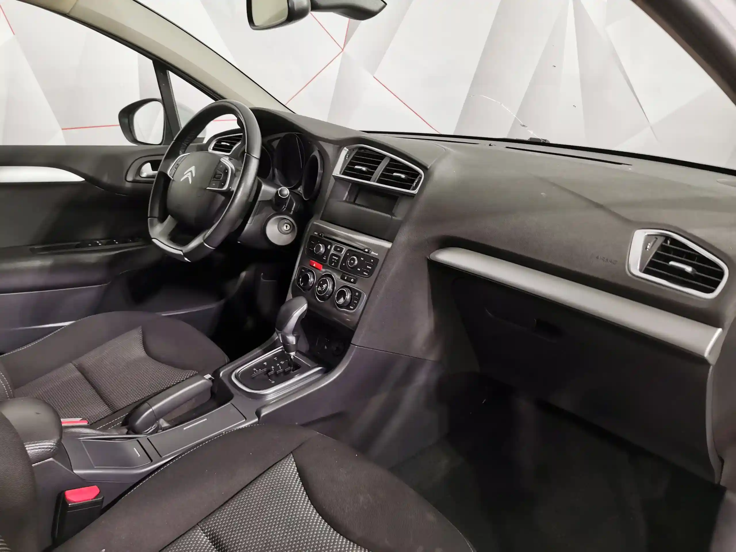 Фото автомобиля CITROEN C4, 2016 — госномер О920НН790. Цвет: Белый
