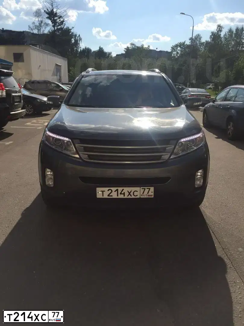 Фото автомобиля KIA SORENTO, 2013 — госномер Н933ТЕ750. Цвет: Серый
