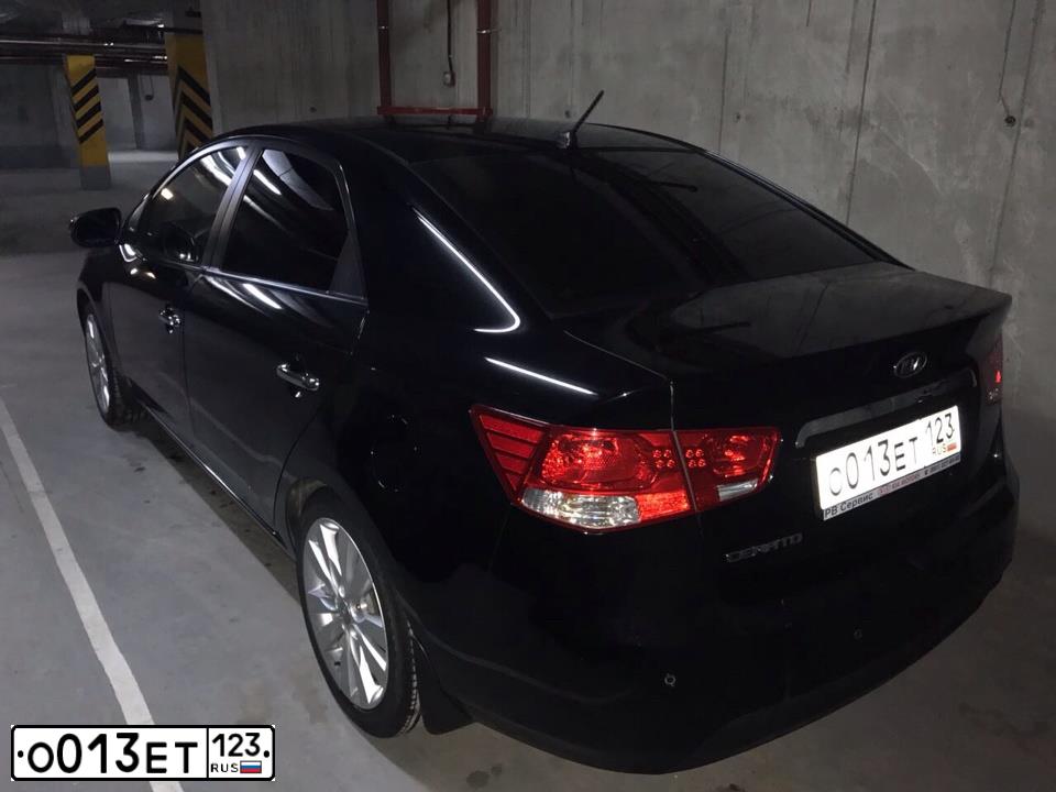 Фото автомобиля KIA CERATO, 2012 — госномер О013ЕТ123. Цвет: ЧЕРНЫЙ