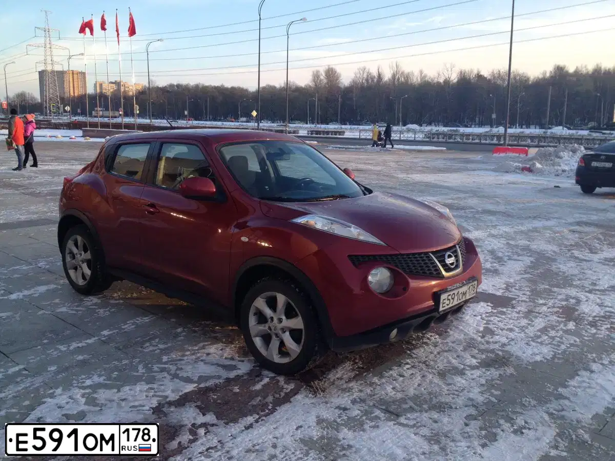 Фото автомобиля NISSAN JUKE, 2011 — госномер Е591ОМ178. Цвет: КРАСНЫЙ