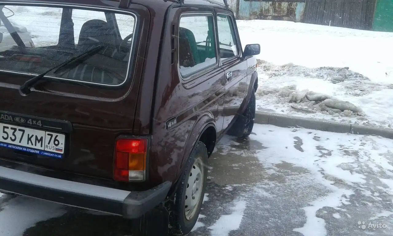 Фото автомобиля LADA 2121 NIVA, 2010 — госномер Е537КМ76. Цвет: ТЕМНО-ВИШНЕВЫЙ