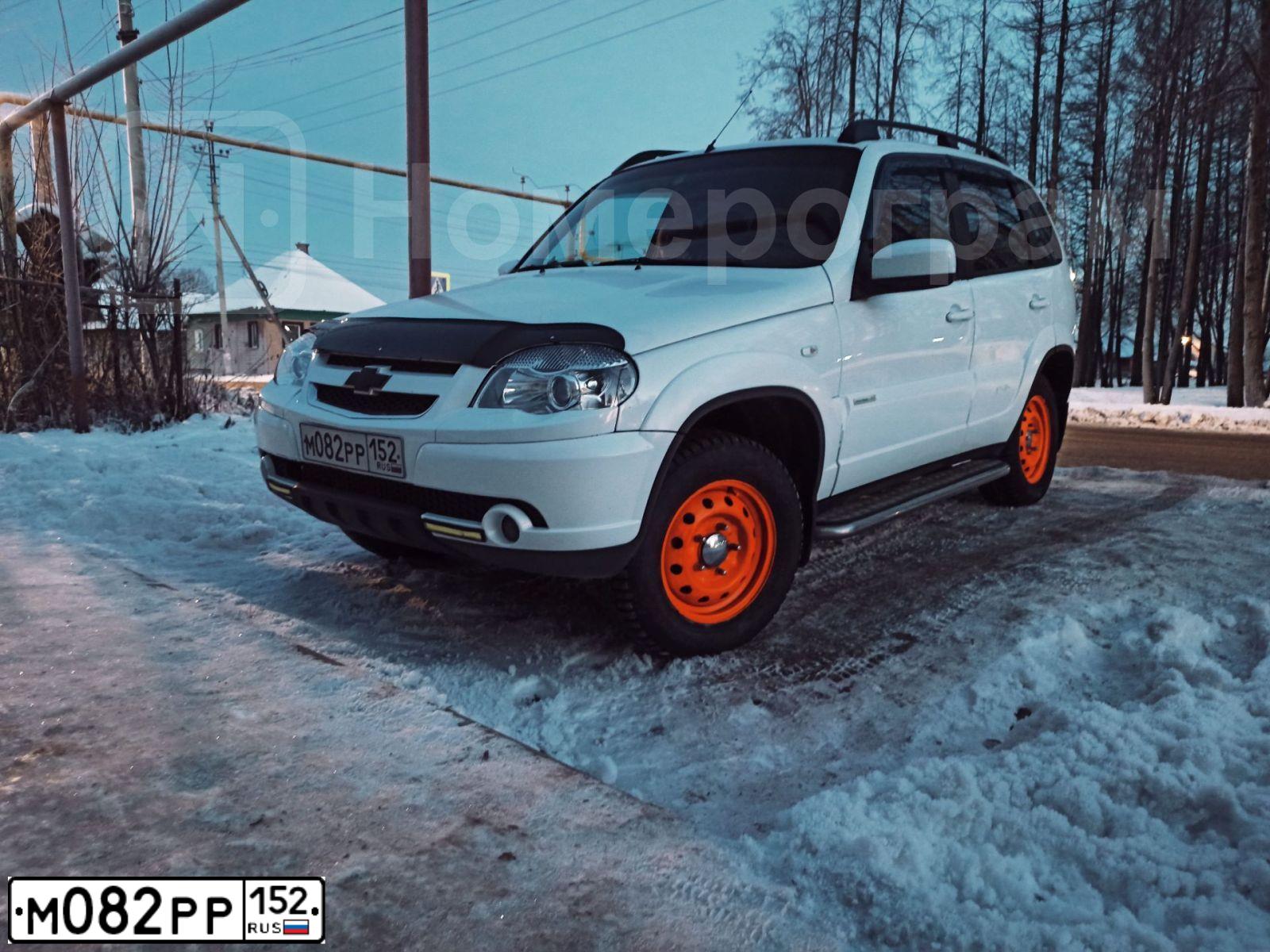 Фото автомобиля CHEVROLET NIVA, 2013 — госномер М082РР152. Цвет: Белый