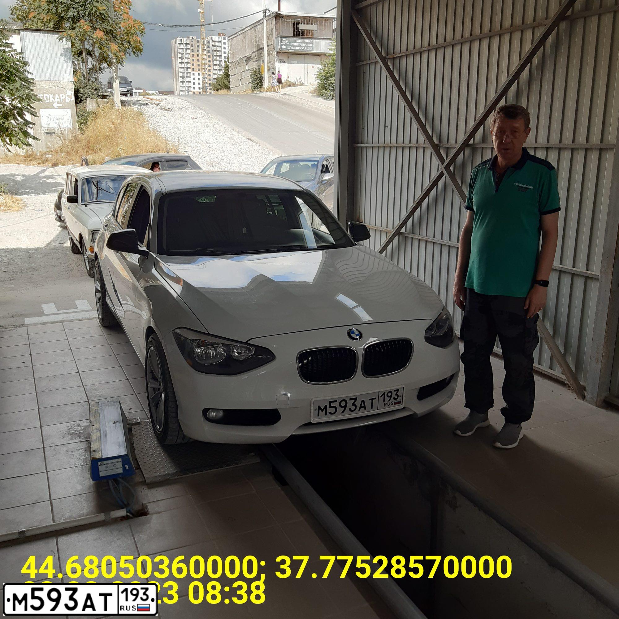 Фото автомобиля BMW SERIE 1, 2012 — госномер М593АТ193. Цвет: Белый