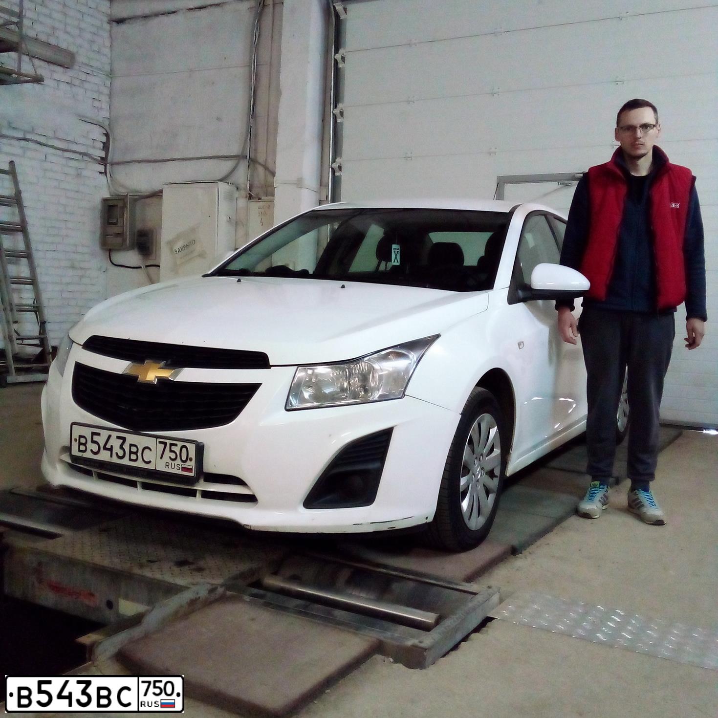 Фото автомобиля CHEVROLET CRUZE, 2013 — госномер В543ВС750. Цвет: Белый