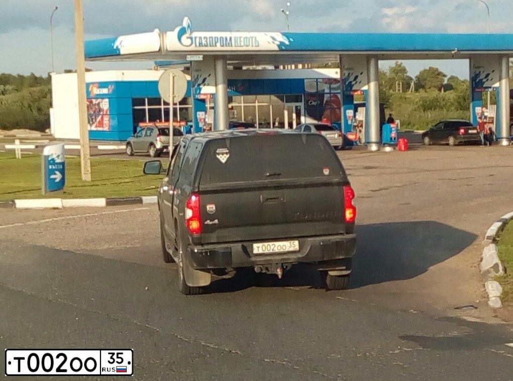 Фото автомобиля LADA 2121 NIVA, 1999 — госномер Т002ОО35. Цвет: ЯРКО-БЕЛЫЙ
