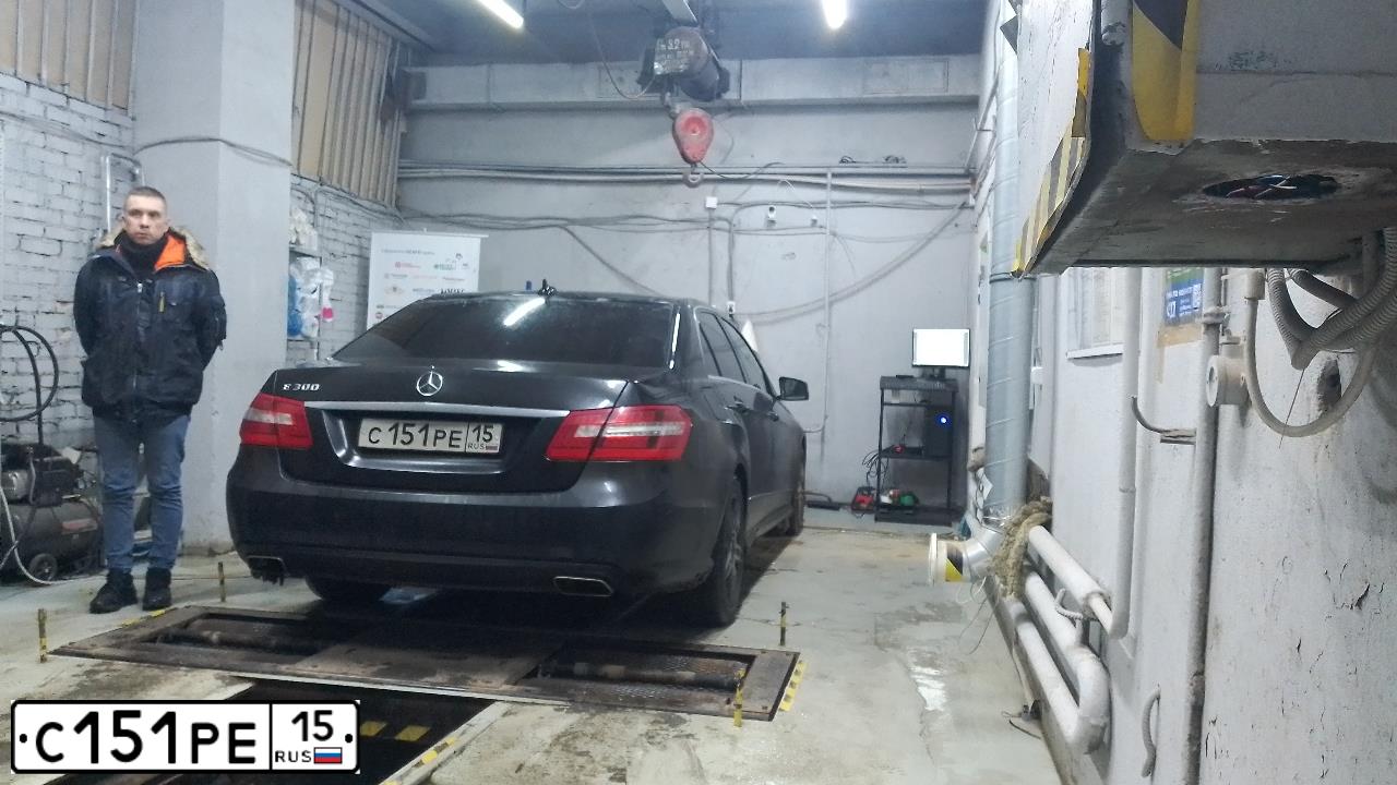 Фото автомобиля MERCEDES-BENZ E300, 2012 — госномер М982ВА977. Цвет: ЧЕРНЫЙ