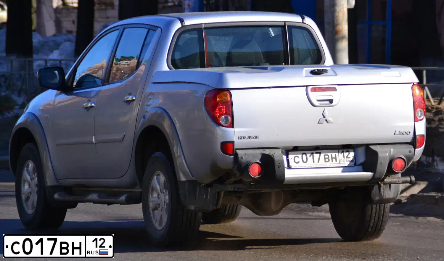 Фото автомобиля MITSUBISHI L 200, 2012 — госномер А263СУ51. Цвет: СЕРЕБРИСТЫЙ