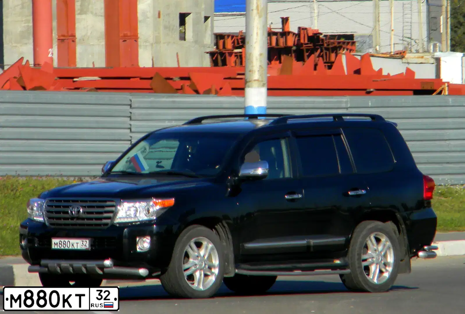 Фото автомобиля MAZDA CX-7, 2010 — госномер М880КТ32. Цвет: ЧЕРНЫЙ