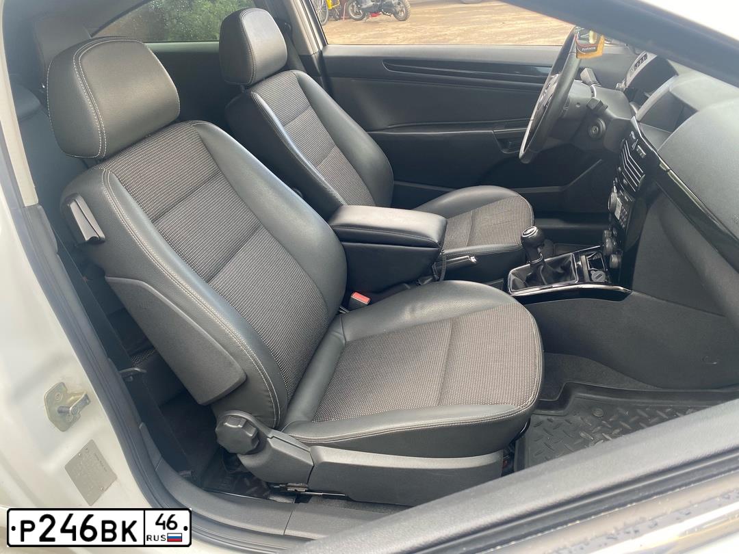 Фото автомобиля OPEL ASTRA, 2008 — госномер Р246ВН46. Цвет: Белый