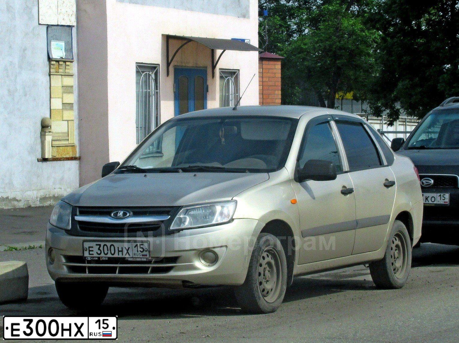 Фото автомобиля LADA 2190 GRANTA, 2013 — госномер Е300НХ15. Цвет: БЕЖЕВЫЙ