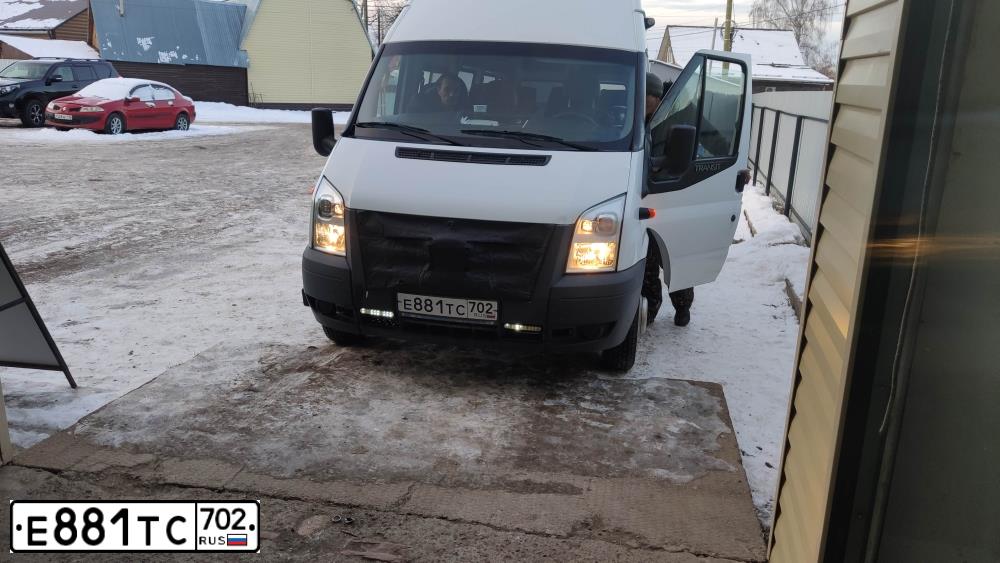 Фото автомобиля FORD TRANSIT, 2012 — госномер Е881ТС702. Цвет: Белый