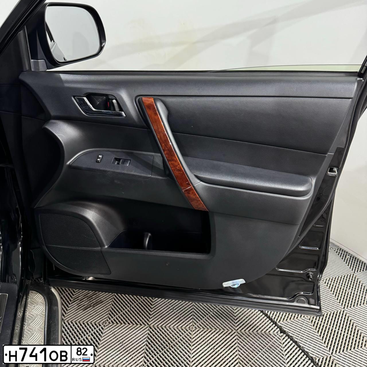 Фото автомобиля TOYOTA HIGHLANDER, 2013 — госномер М441ММ31. Цвет: ЧЕРНЫЙ