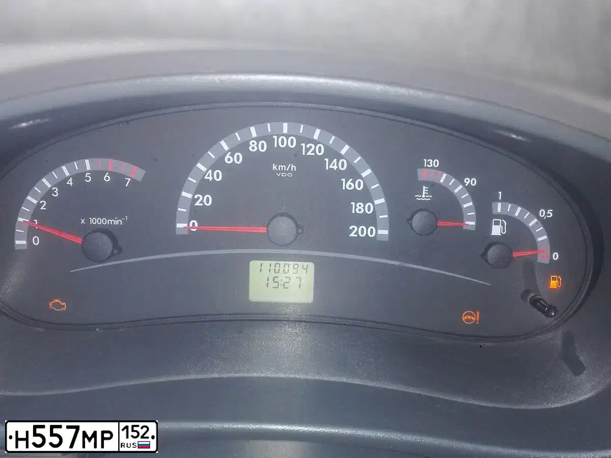 Фото автомобиля LADA 1118 KALINA, 2006 — госномер Т107АН52. Цвет: СЕРЫЙ