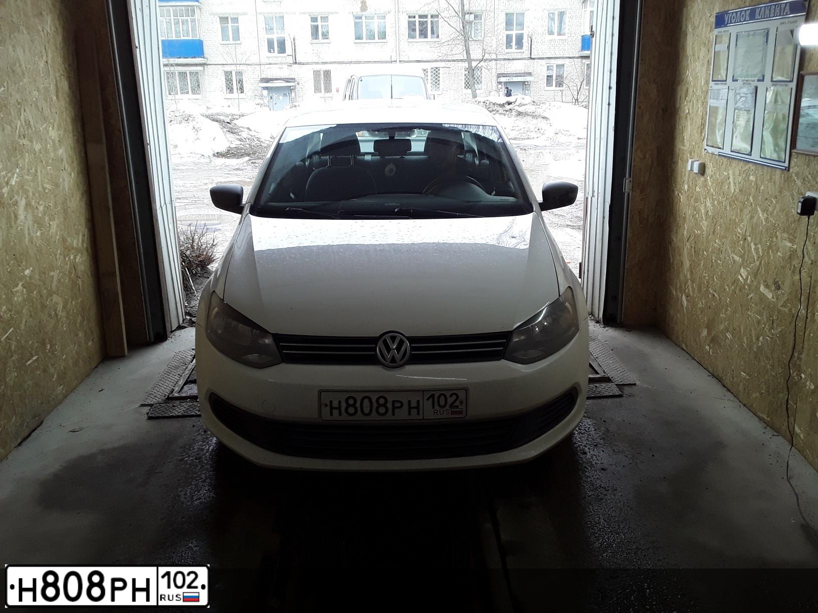 Фото автомобиля VOLKSWAGEN POLO, 2012 — госномер Н808РН102. Цвет: Белый