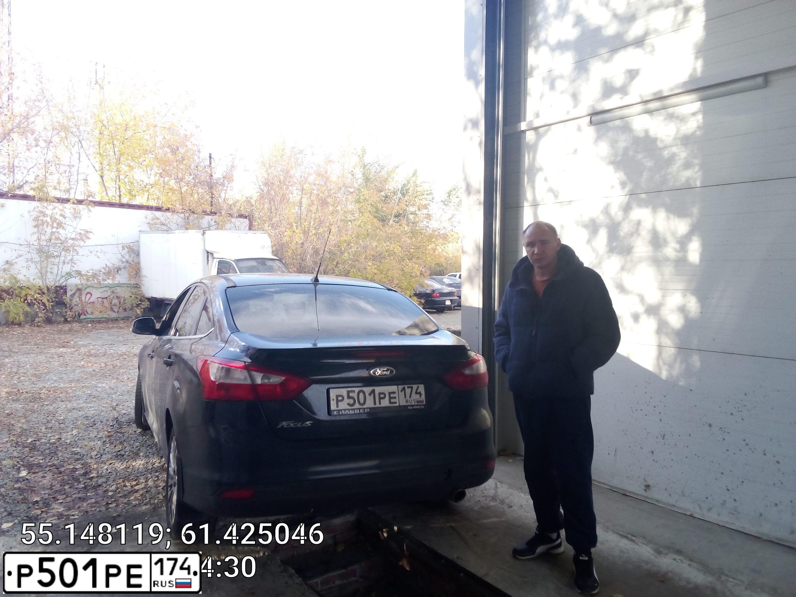 Фото автомобиля FORD FOCUS, 2012 — госномер Р501РЕ174. Цвет: ЧЕРНЫЙ