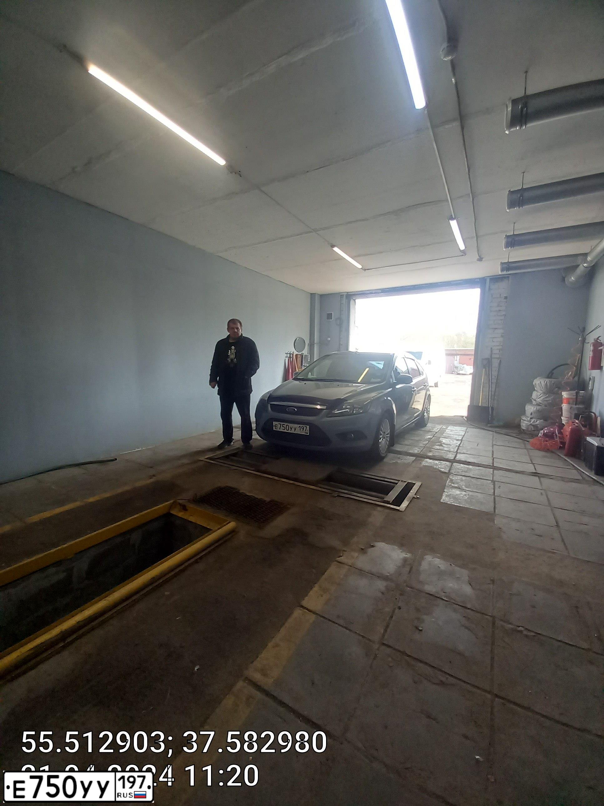 Фото автомобиля FORD FOCUS, 2010 — госномер М256СХ35. Цвет: Серый